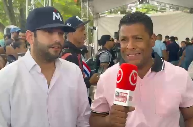 Durante recolección de firmas, Eduardo Saint-Hilaire afirma: “La gente se cansó de los 500 pesos y un pica pollo”