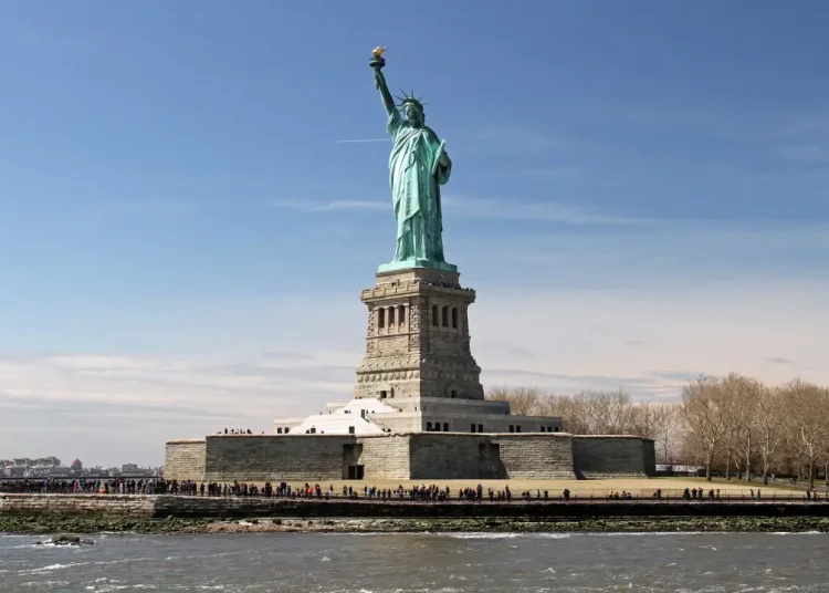 Una mujer y un bebé mueren al volcar una embarcación cerca de la Estatua de la Libertad