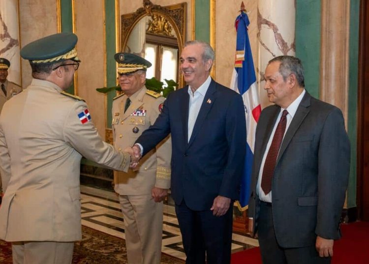 Los nuevos mandos militares de Abinader reciben una agenda marcada por frontera, migración y narcotráfico