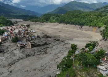 Nepal y China buscan a cientos de desaparecidos tras riada que deja al menos 160 muertos