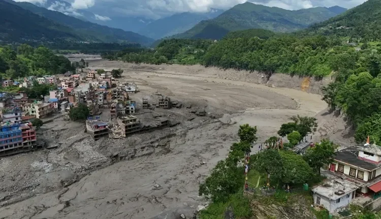 Nepal y China buscan a cientos de desaparecidos tras riada que deja al menos 160 muertos