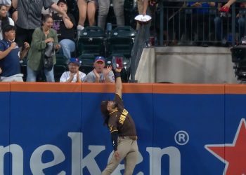 Fernando Tatis Jr. roba un grand slam a Lindor con espectacular atrapada