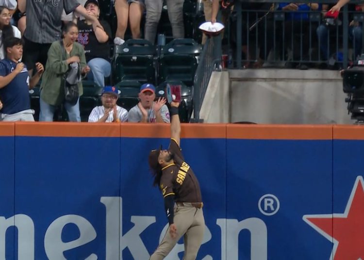 Fernando Tatis Jr. roba un grand slam a Lindor con espectacular atrapada