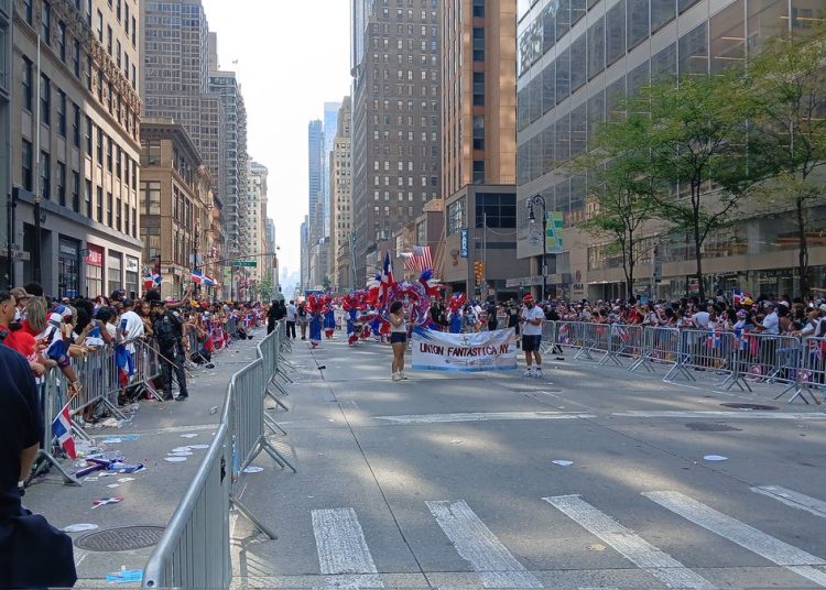 Miles de dominicanos toman la Sexta Avenida y exhiben el peso de su diáspora en Nueva York