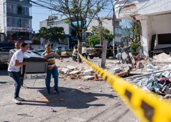 El alcalde de Pereira decreta toque de queda y se conmueve al hablar de víctimas del terremoto