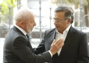 Lula se despide de Petro por llamada telefónica a horas del traspaso de mando en Colombia