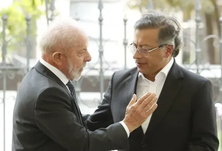 Lula se despide de Petro por llamada telefónica a horas del traspaso de mando en Colombia