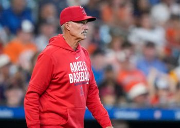 Angelinos despiden a Mike Maddux y realizan cambios en su cuerpo de pitcheo
