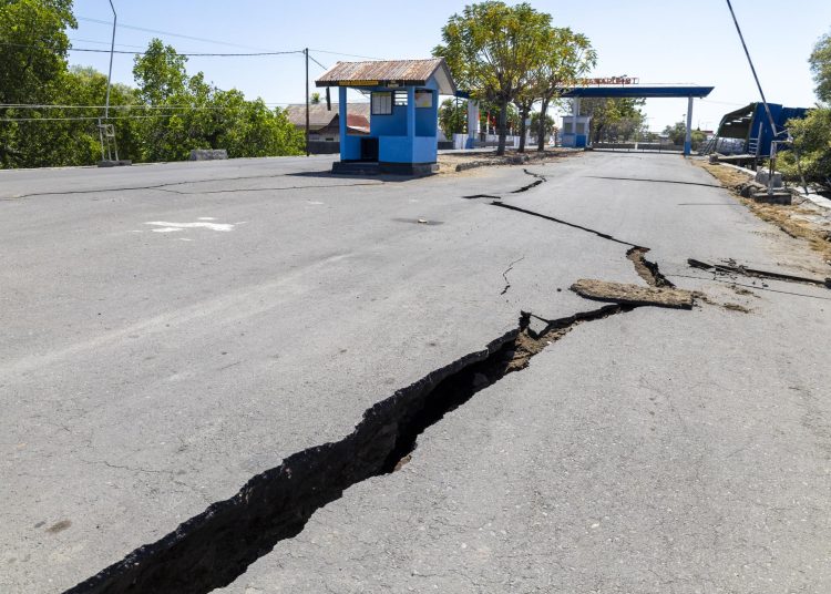 Suben las cifras por sismo indonesio: 70 muertos, 22.000 evacuados y falta de alimentos