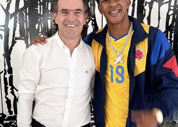 Lamine Yamal viste la camiseta amarilla de Colombia en la Feria de las Flores de Medellín