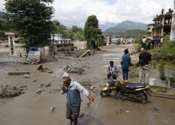 Recuperan 95 cadáveres tras la riada en Nepal y 484 turistas siguen sin contacto