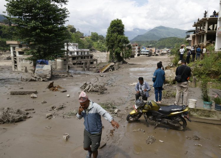 Recuperan 95 cadáveres tras la riada en Nepal y 484 turistas siguen sin contacto
