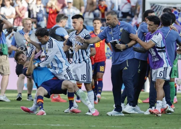 FIFA sanciona a cinco figuras tras incidentes en la final del Mundial 2026