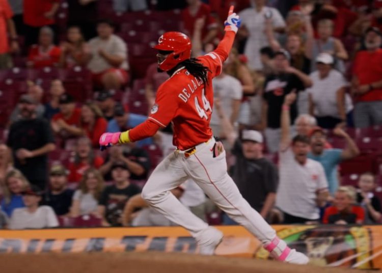Primer hit de oro de Elly De La Cruz da a los Rojos triunfo sobre los Cardenales