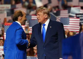 Trump nomina a esposa del cantante de ‘God Bless the USA’ como embajadora en Barbados