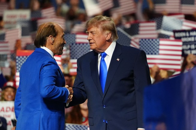 Trump nomina a esposa del cantante de ‘God Bless the USA’ como embajadora en Barbados
