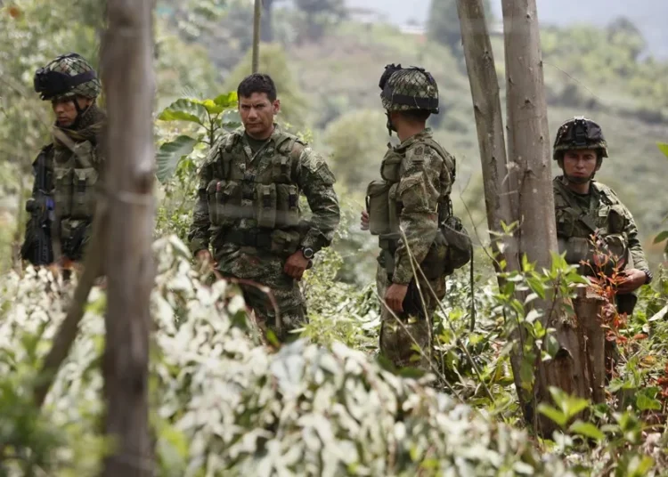 Juez ordena al Gobierno de Colombia suspender bombardeos si hay menores en zonas de grupos armados