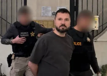 Las autoridades de Los Ángeles arrestan a un presentador de radio acusado de amenazar de muerte a Trump