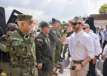 El conflicto y el terremoto marcan el primer mes de De la Espriella al frente de Colombia