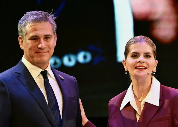 Presidenta de Costa Rica destituye a su canciller por participar en reunión con Trump sin informarle