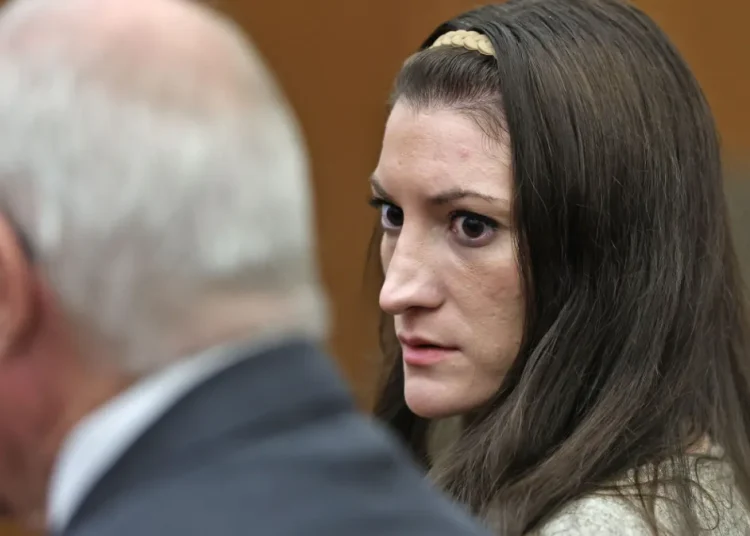 Jurado sigue sin acuerdo en juicio contra mujer acusada de matar a sus tres hijos