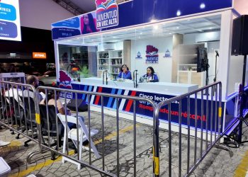 Jóvenes dominicanos superan las primeras 100 horas en busca del Récord Guinness de lectura