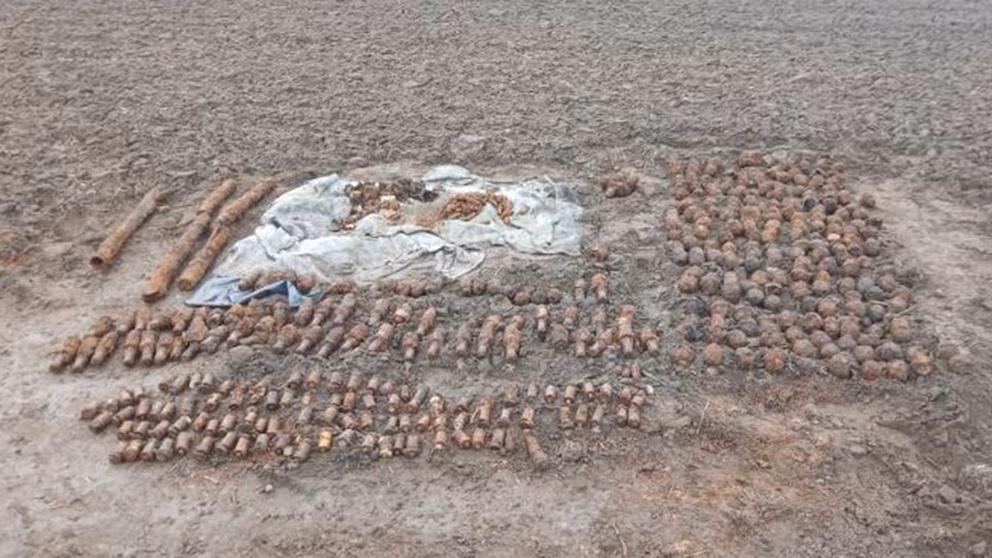 Un granjero encontró 710 restos explosivos de la Segunda Guerra Mundial en un campo de Płońsk, en Polonia