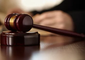 Mujer enfrenta 321 cargos por presunto fraude bancario contra vecina de 94 años en Puerto Rico