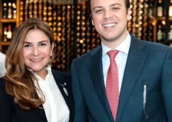 Carolina Mejía llega con su hijo Juan Garrigó a la convención nacional del PRM