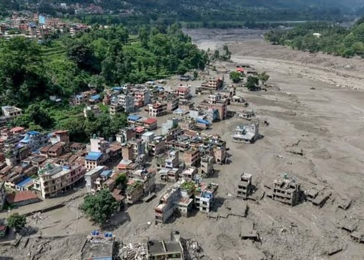 Riada Nepal deja al menos 1,225 muertos y 4,757 desaparecidos