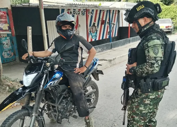 De la Espriella ordena militarizar Santa Marta tras ola de violencia de grupo paramilitar