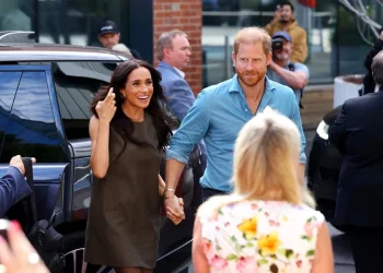 El rey Carlos III afirma que su hijo Enrique y Meghan siguen fuera de la familia real