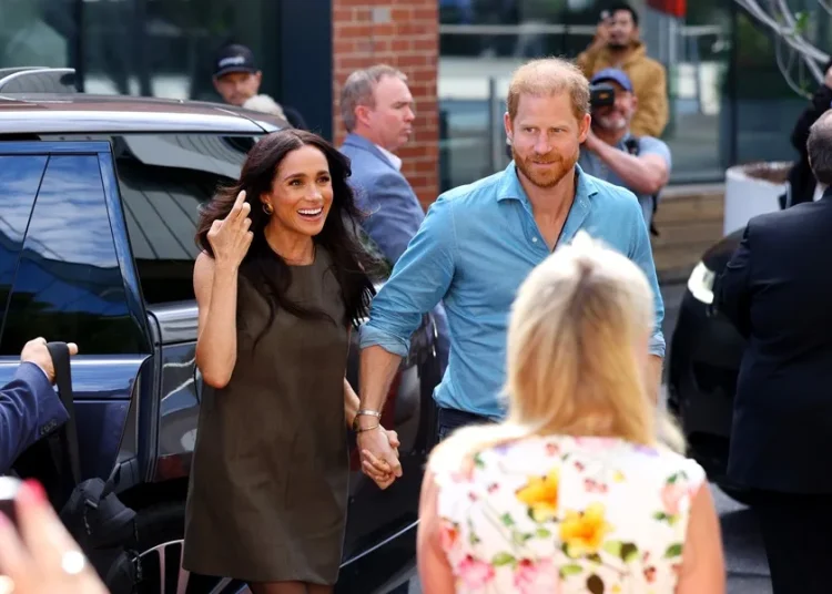 El rey Carlos III afirma que su hijo Enrique y Meghan siguen fuera de la familia real