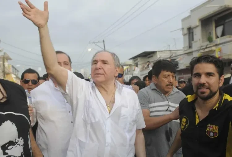 La Justicia de Ecuador mantiene la orden de detención contra el expresidente Abdalá Bucaram