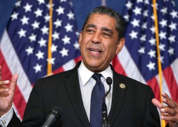 Congresistas denuncian condiciones de inmigrantes en Delaney Hall