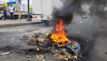 Apagones en la Cayetano Germosén provocan protesta de residentes