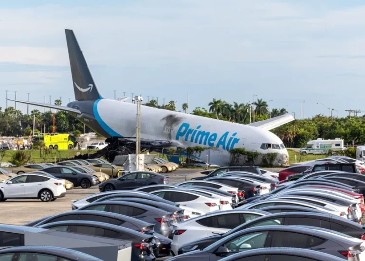 Avión de Amazon que se estrelló en Miami impactó furgoneta con siete personas