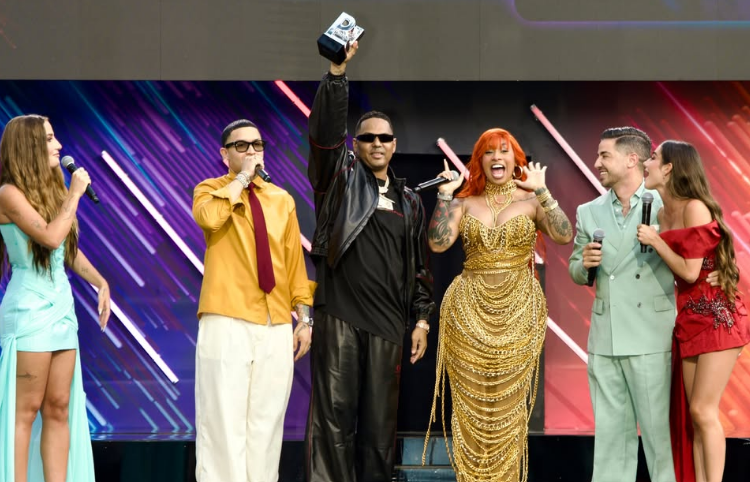 «Saca Punta» gana “Mejor Canción Dembow” en Premios Juventud