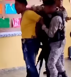 Estudiante habría agredido a maestra y se resistió a ser detenido por agentes policiales