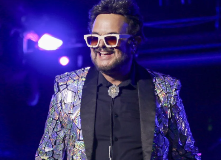 Cantante Aleks Syntek pierde el control en medio de un concierto y preocupa a fans