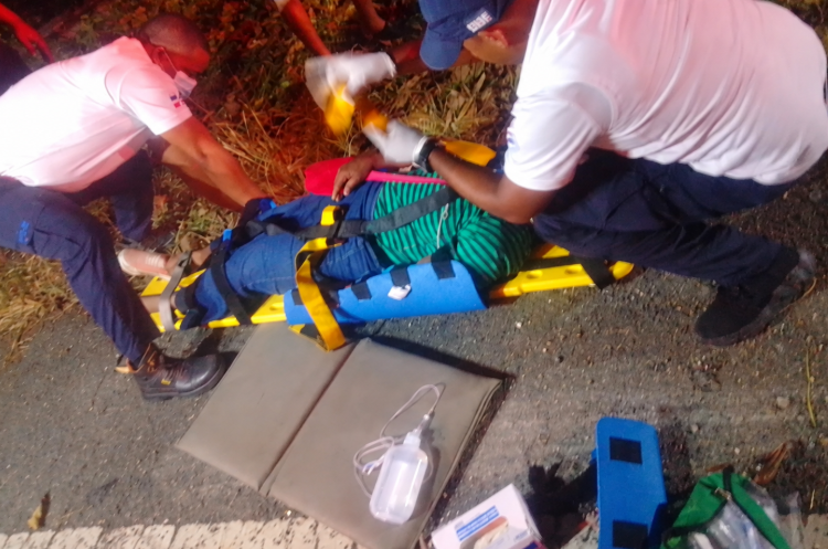 Cinco personas resultan heridas tras deslizarse una jeepeta en Miches