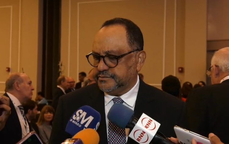 Ministro de Justicia reconoce posible exceso policial, pero dice agentes también sufren violencia