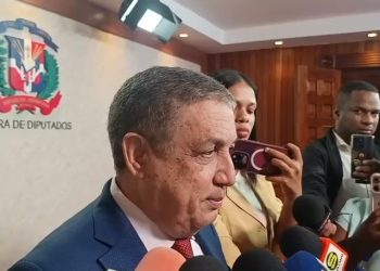 Oposición cuestiona advertencia de Abinader contra delincuentes; diputados del PRM la respaldan