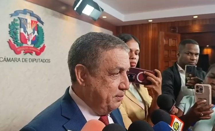 Oposición cuestiona advertencia de Abinader contra delincuentes; diputados del PRM la respaldan