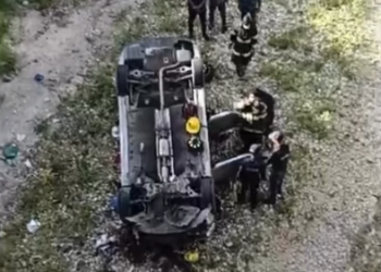 Mujer muere tras vehículo caer al vacío en la carretera Salcedo-Tenares