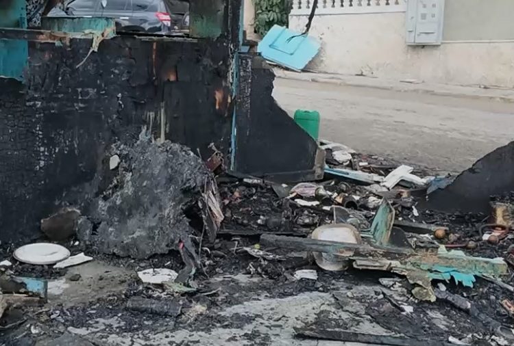 Velón encendido a San Miguel habría provocado incendio que destruyó 22 casetas en Boca Chica