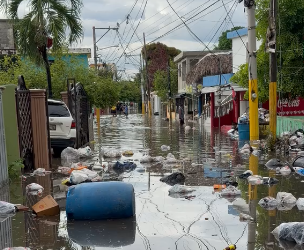 Basura acumulada e inundación afectan a residentes de Madre Vieja Norte