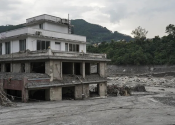 Nepal eleva a 1.295 los muertos por las riadas tras rescatar a dos hombres con vida