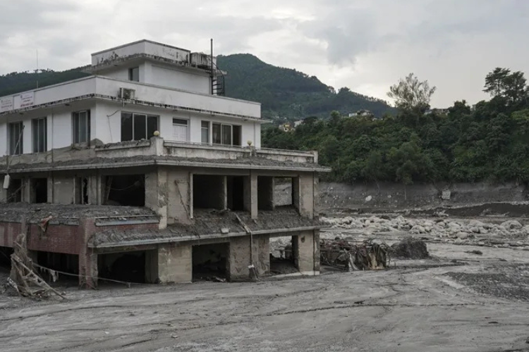 Nepal eleva a 1.295 los muertos por las riadas tras rescatar a dos hombres con vida