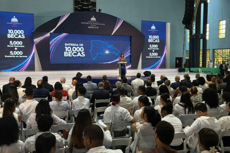 MESCyT otorga 10,000 becas a jóvenes destacados para estudiar en universidades